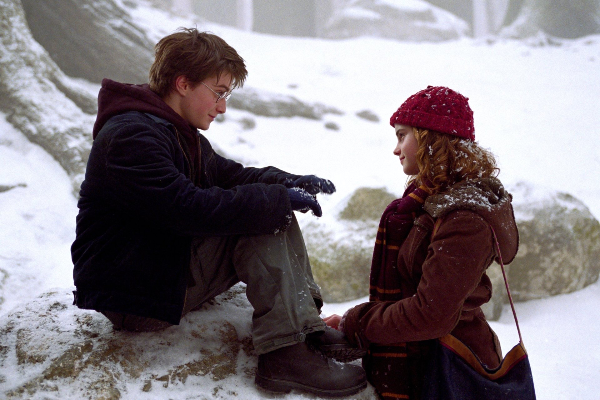 Harry-and-Hermione-in-a-snowy-area